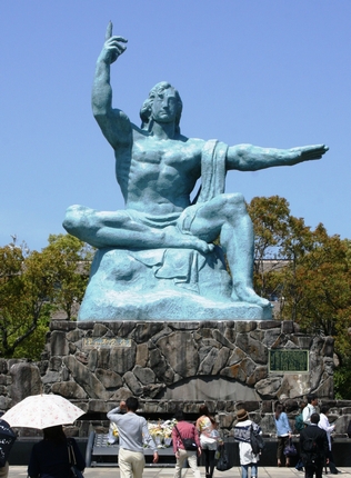 「願いのゾーン」平和祈念像（長崎市松山町平和公園）